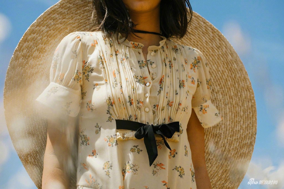 网红超模肯豆登封面 红唇出镜拍荒野大片