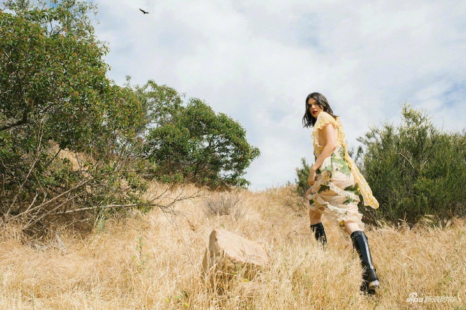 网红超模肯豆登封面 红唇出镜拍荒野大片