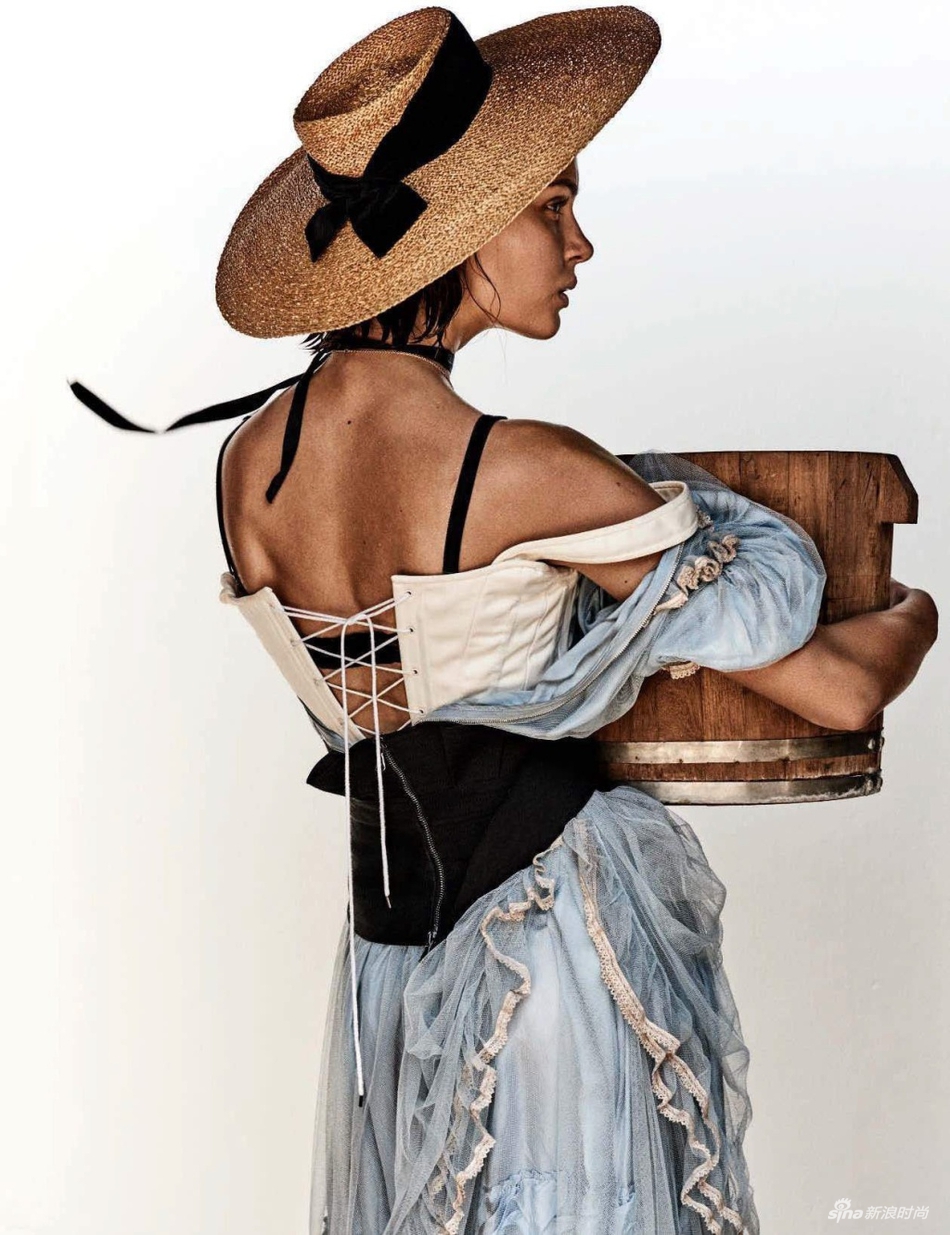 丹麦褐发美人变身性感渔女 露肩美裙复古风情