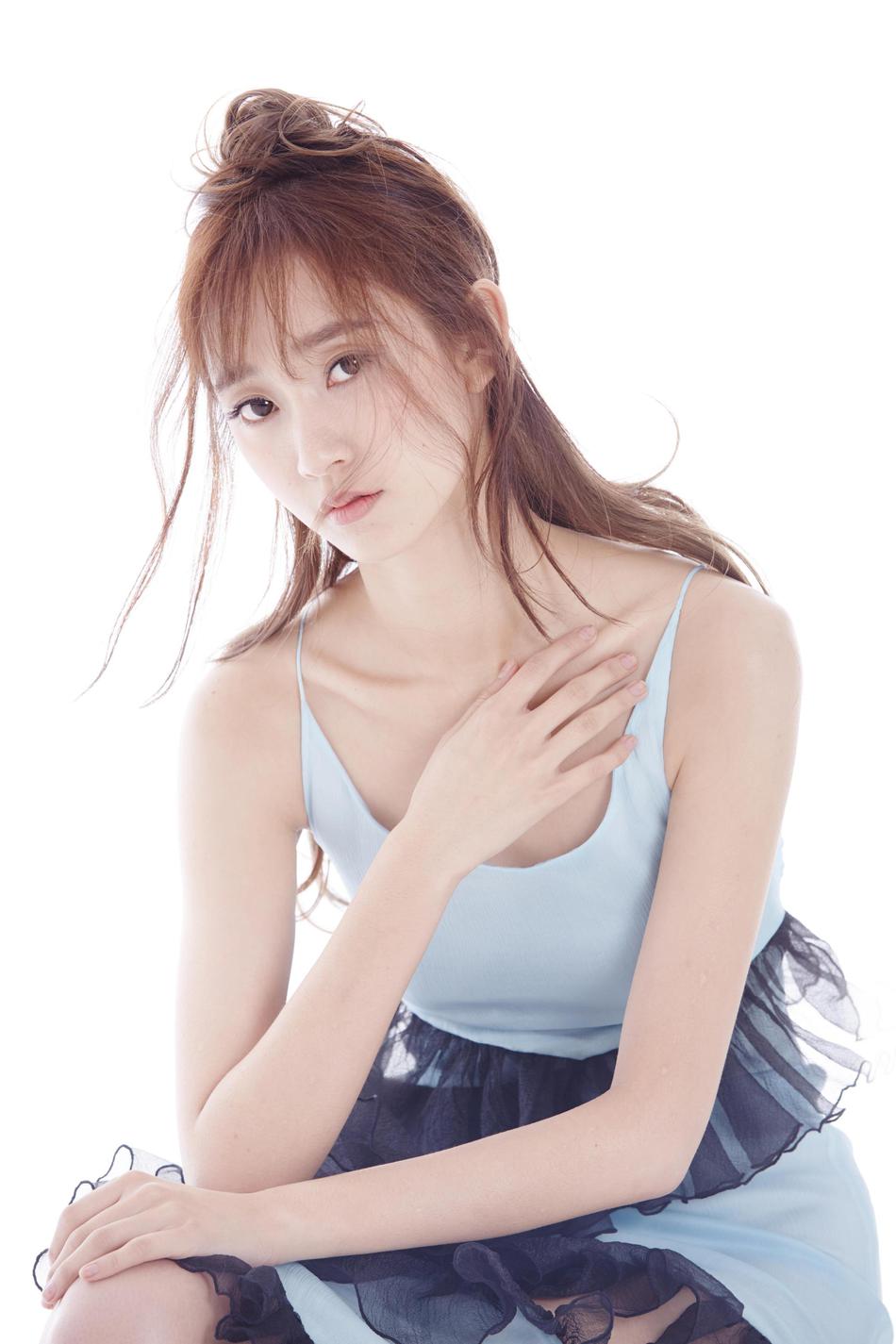 魏小也写真长腿吸睛 清新脱俗骨感美