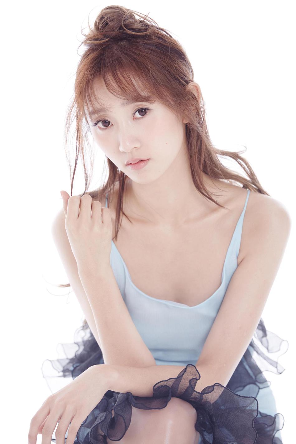 魏小也写真长腿吸睛 清新脱俗骨感美_高清图集_新浪网