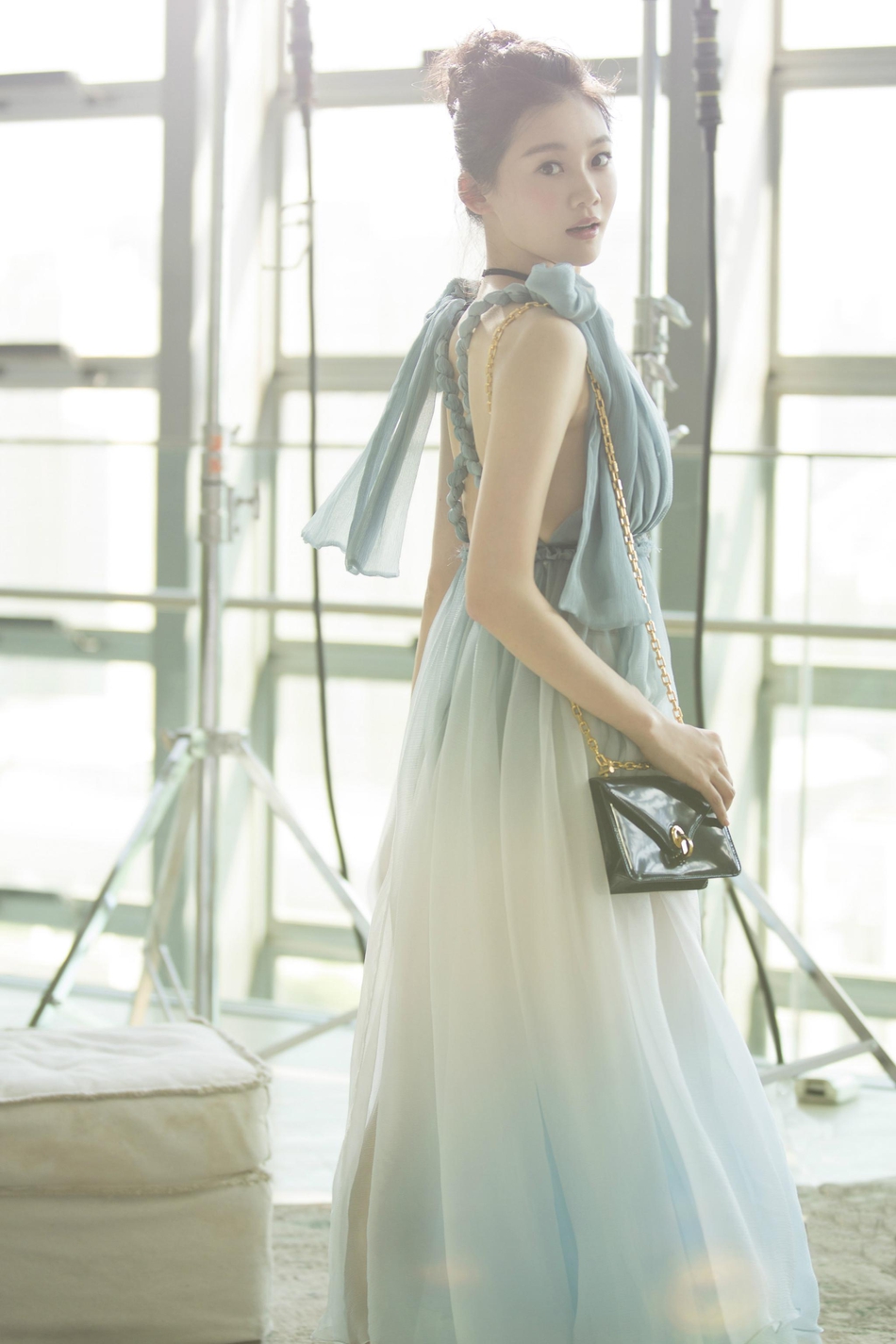 《芳华》女主角苗苗时尚街拍 娇俏可爱宛若精灵_高清图集_新浪网