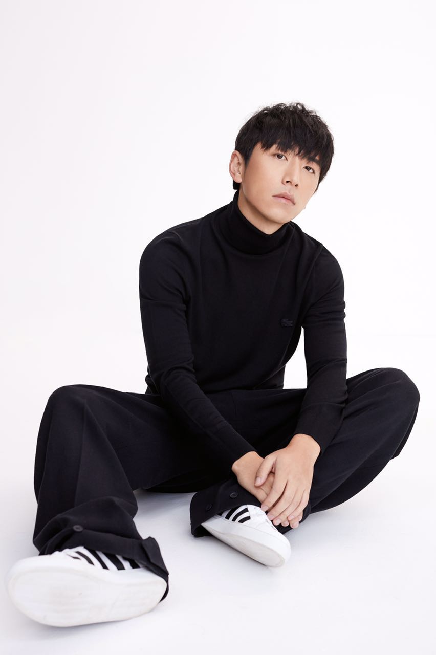 白客时尚写真曝光 展现浪漫绅士魅力