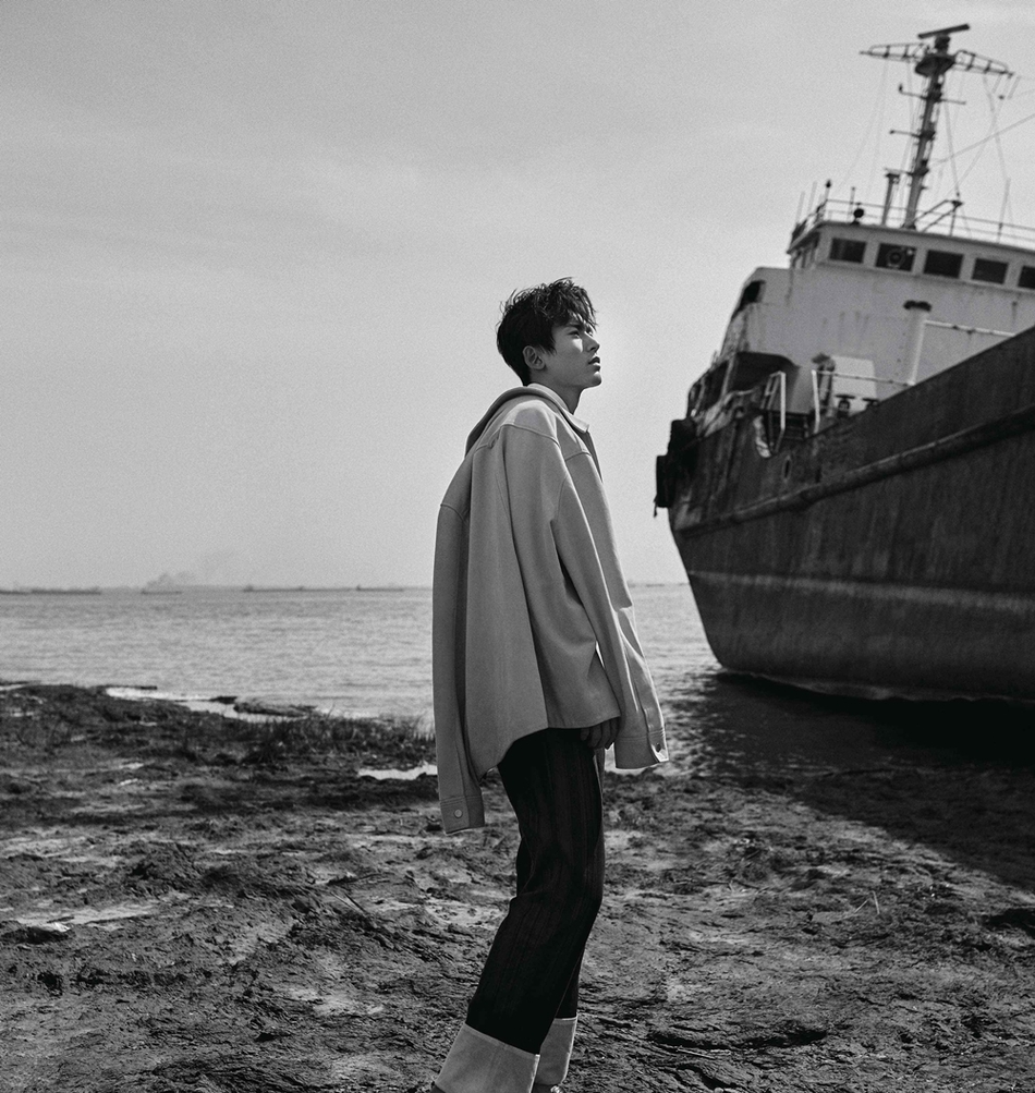 张哲瀚曝光杂志大片 不羁起航去看星辰大海