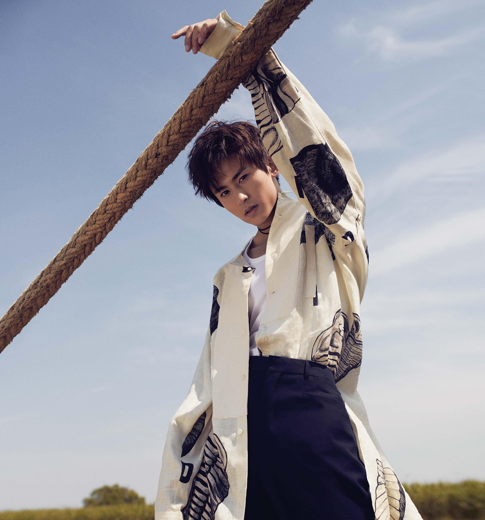 张哲瀚曝光杂志大片不羁起航去看星辰大海