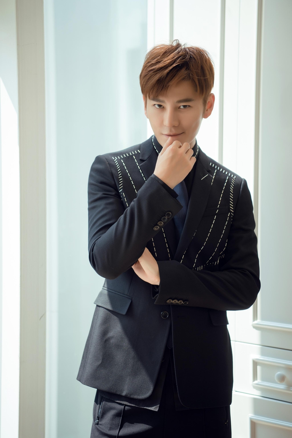 王嘉一套look穿出两种风格 时尚气质令粉丝直呼太会撩