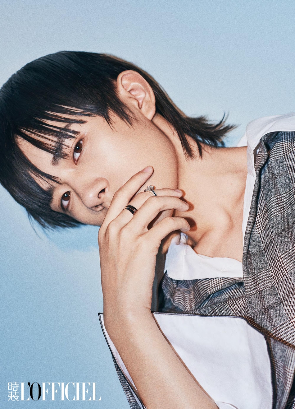 易烊千玺为时尚杂志《时装 lofficiel》十月刊拍摄的封面大片曝光