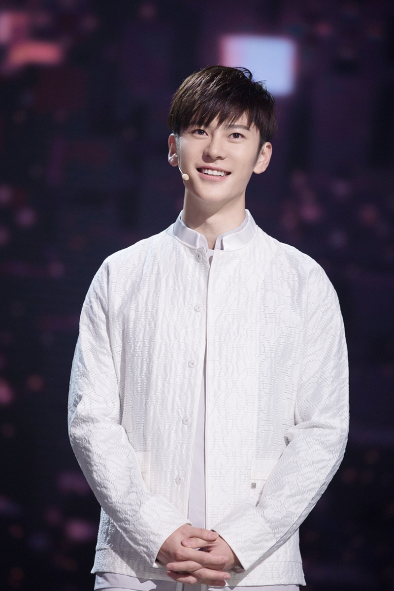 支持   键翻阅图片 列表查看 大图 全屏观看 1 / 6 人气演员王嘉日