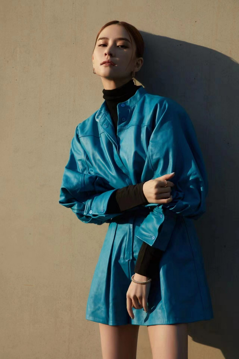 何超莲出席活动造型释出 孔雀蓝连体裤酷飒有型