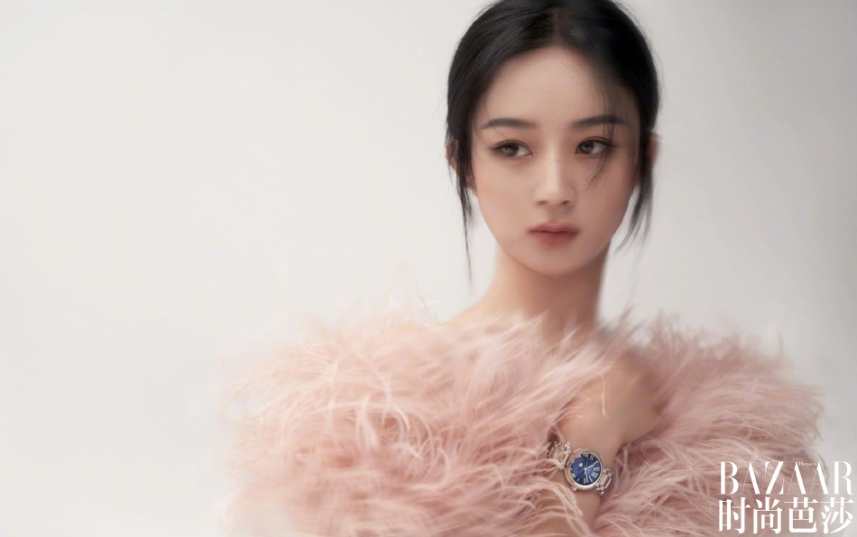 赵丽颖登《时尚芭莎》封面人物 置身粉黛萦绕的瑰彩世界