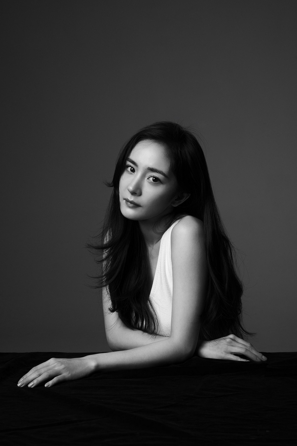 杨幂黑白质感大片释出 极简造型营造高级氛围_高清图集_新浪网