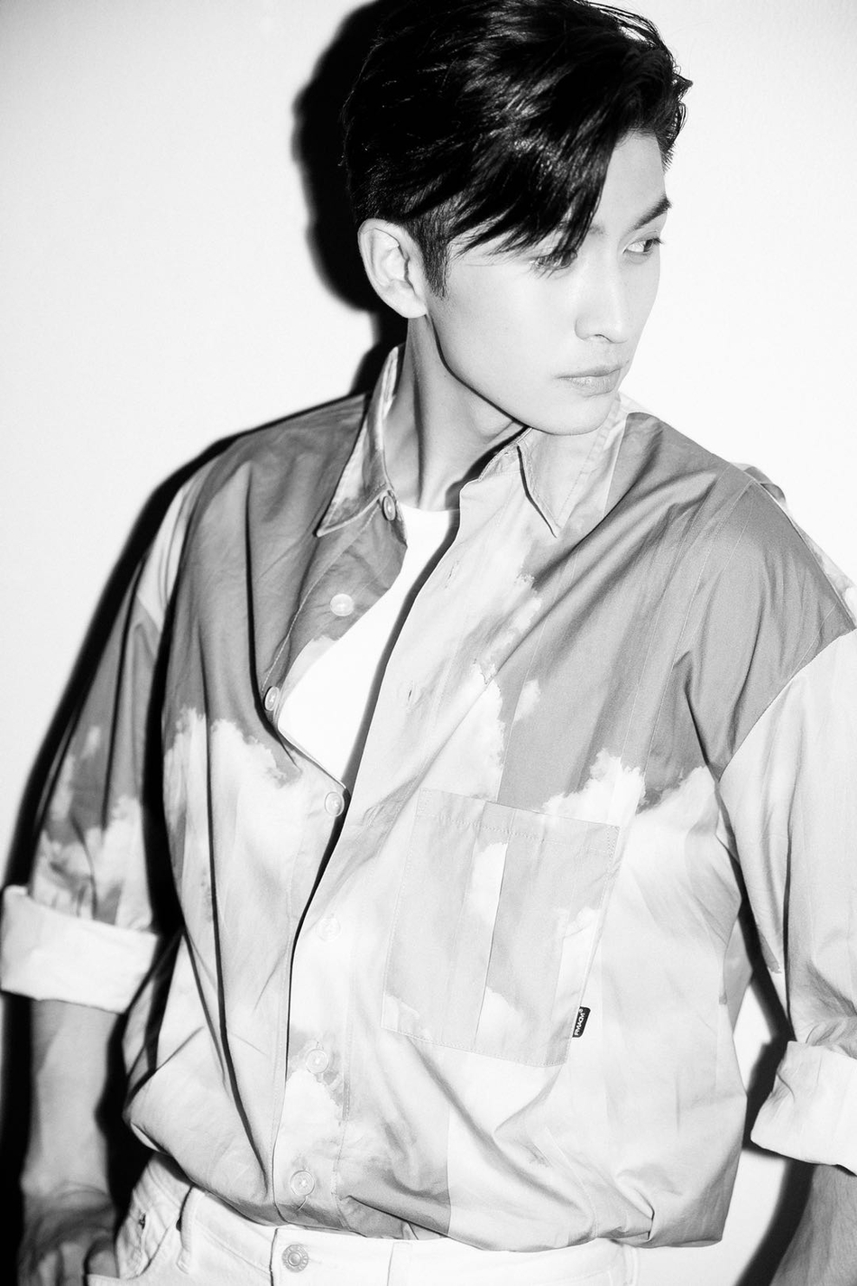 张云龙天台黑白大片 天台晚风中展示随性惬意_高清图集_新浪网