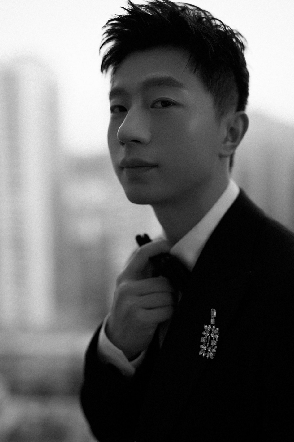 马龙出席活动西装造型 展露乒乓球王子的多面魅力