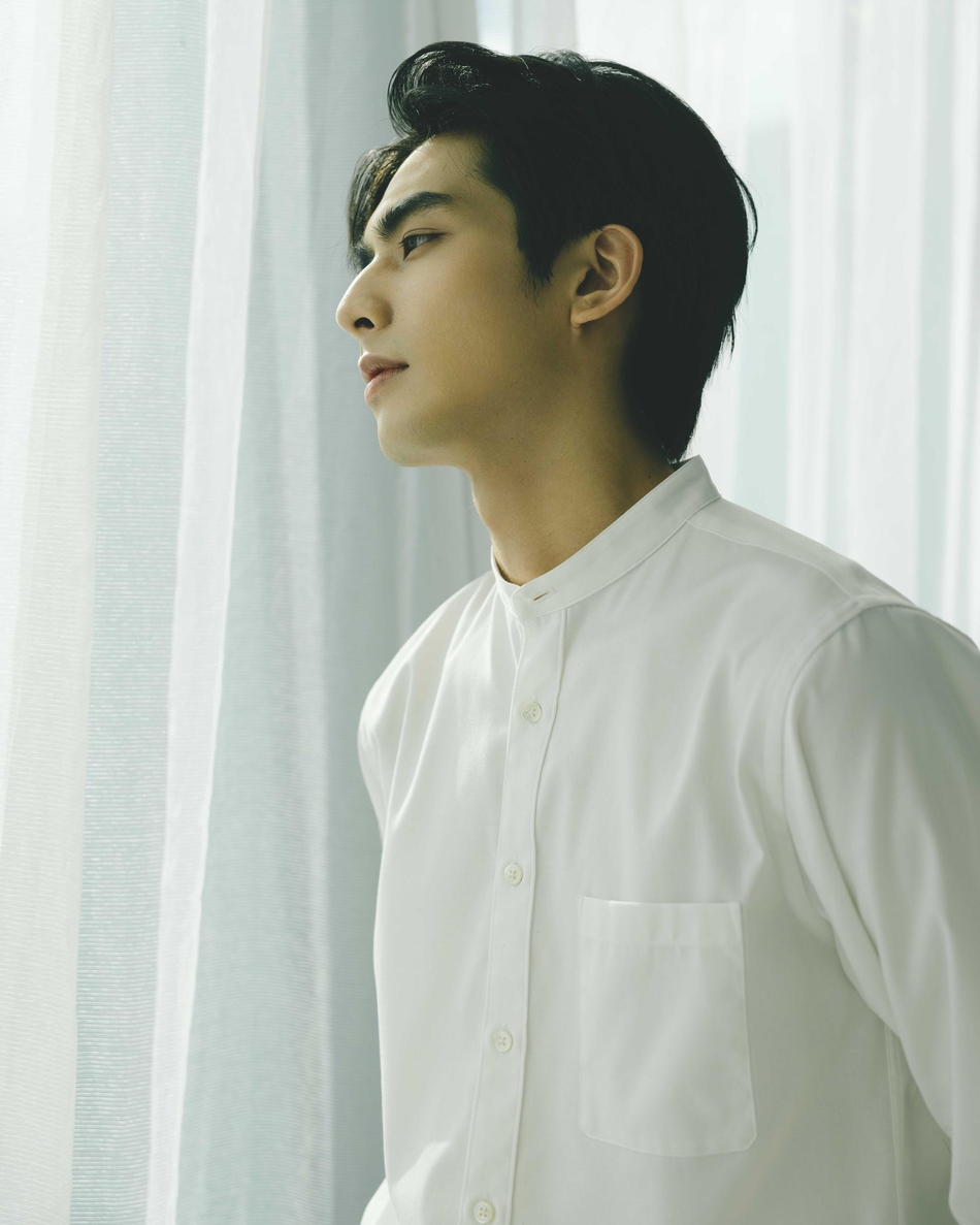 宋威龙少年感穿搭 白衬衣球鞋干净清爽