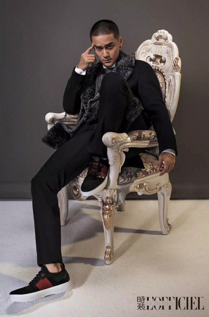 新硬汉蒋颈夫露腹肌变型男