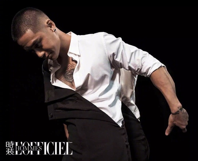 新生硬汉蒋颈夫黑白双面大露腹肌变型男图