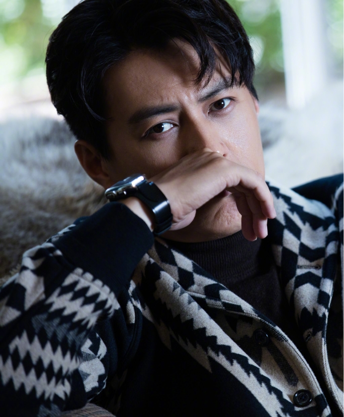 靳东西装大衣完美侧颜演绎绅士型男(图)