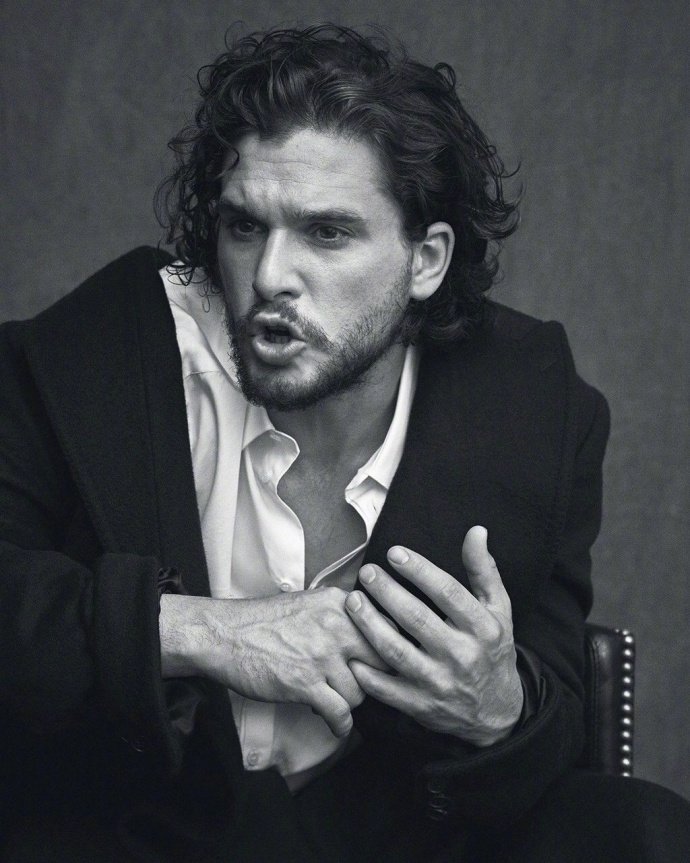 "雪诺"男星时髦卷发性感腮胡魅力眼神吸睛(图)