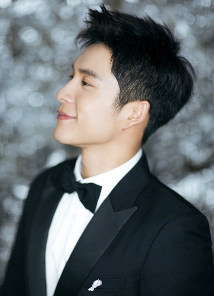硬派小生韩东君黑色礼服俊朗面孔尽显英挺身材(图)
