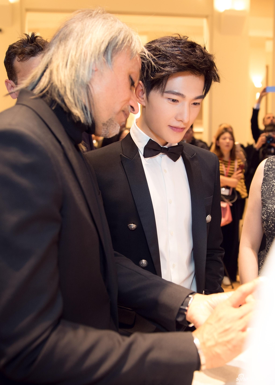 杨洋亮相万宝龙sihh发布会 遇"金刚狼"玩自拍