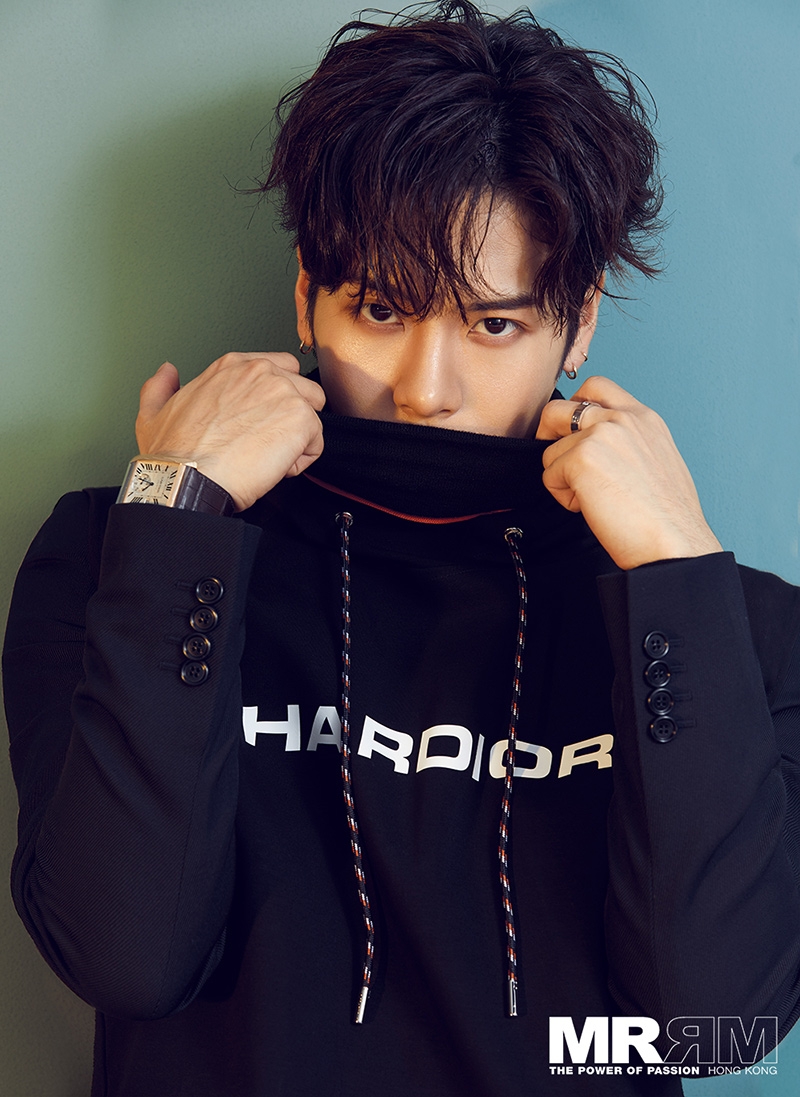 深情少年王嘉尔登杂志封面 超强时尚表演力不同凡响