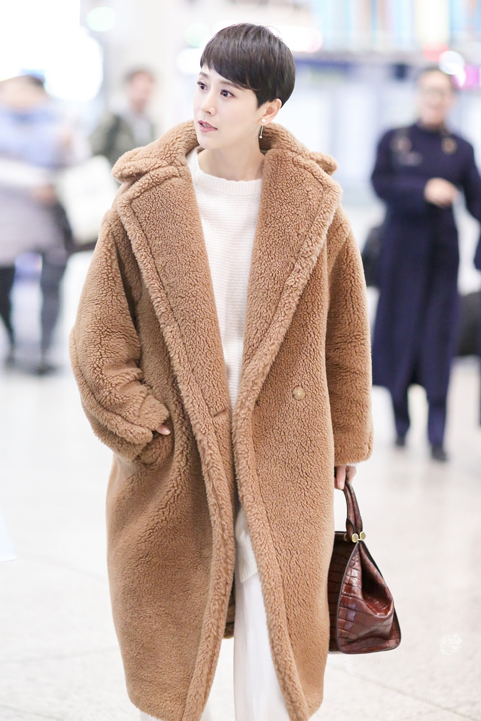 列表查看 猜你喜欢 8 / 9 海清# 身穿maxmara新款"泰迪熊"大衣现身