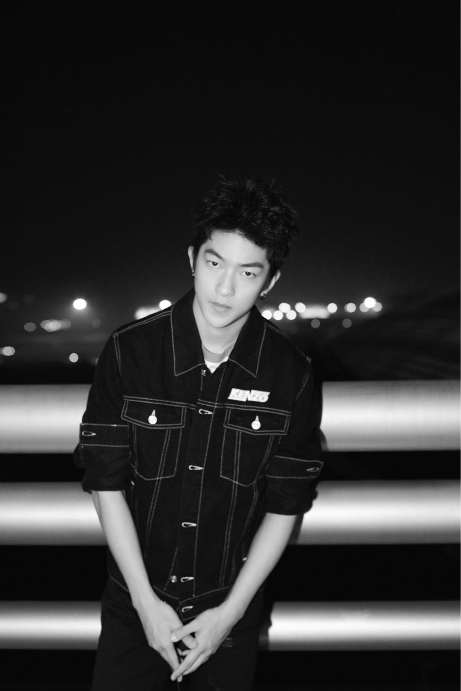 屈楚萧启程巴黎时装周 机场出发造型清爽简约