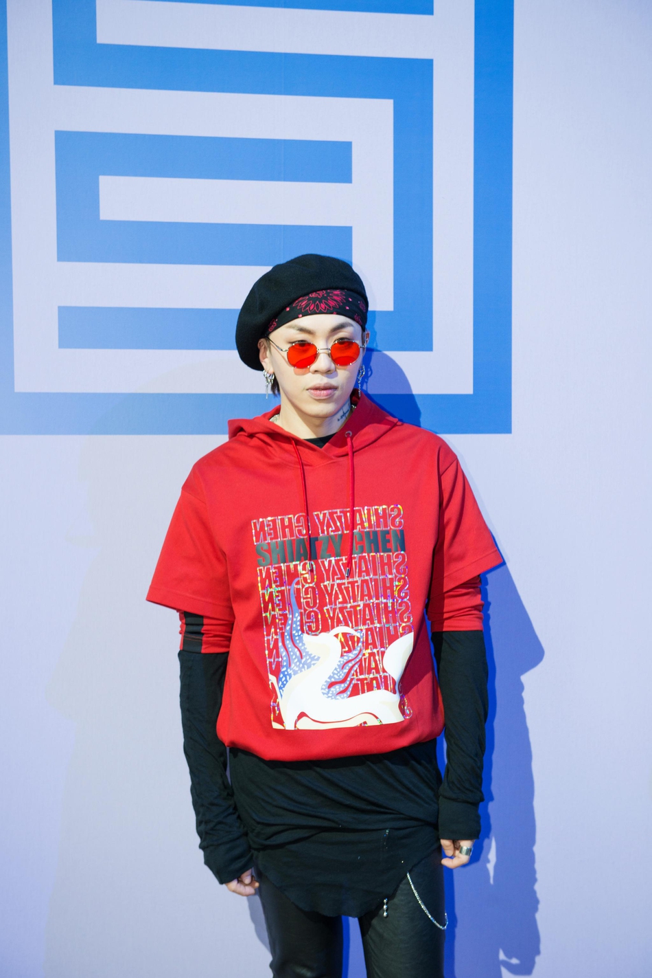 杨文昊亮相夏姿陈大秀 红色卫衣点亮酷帅街头风