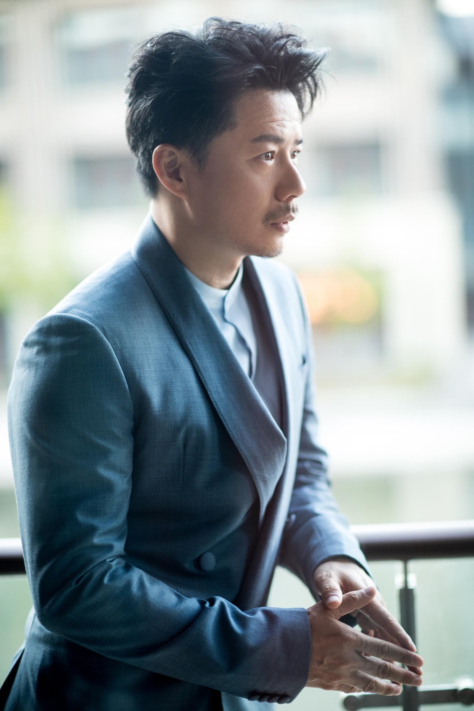 段奕宏初夏示范海洋蓝西装 硬汉侧面依旧迷人