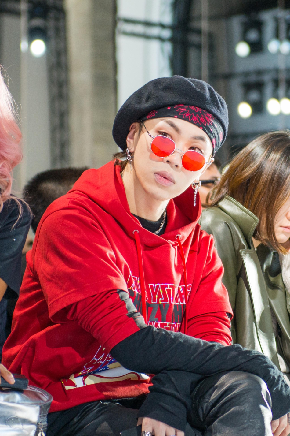 杨文昊亮相夏姿陈大秀 红色卫衣点亮酷帅街头风