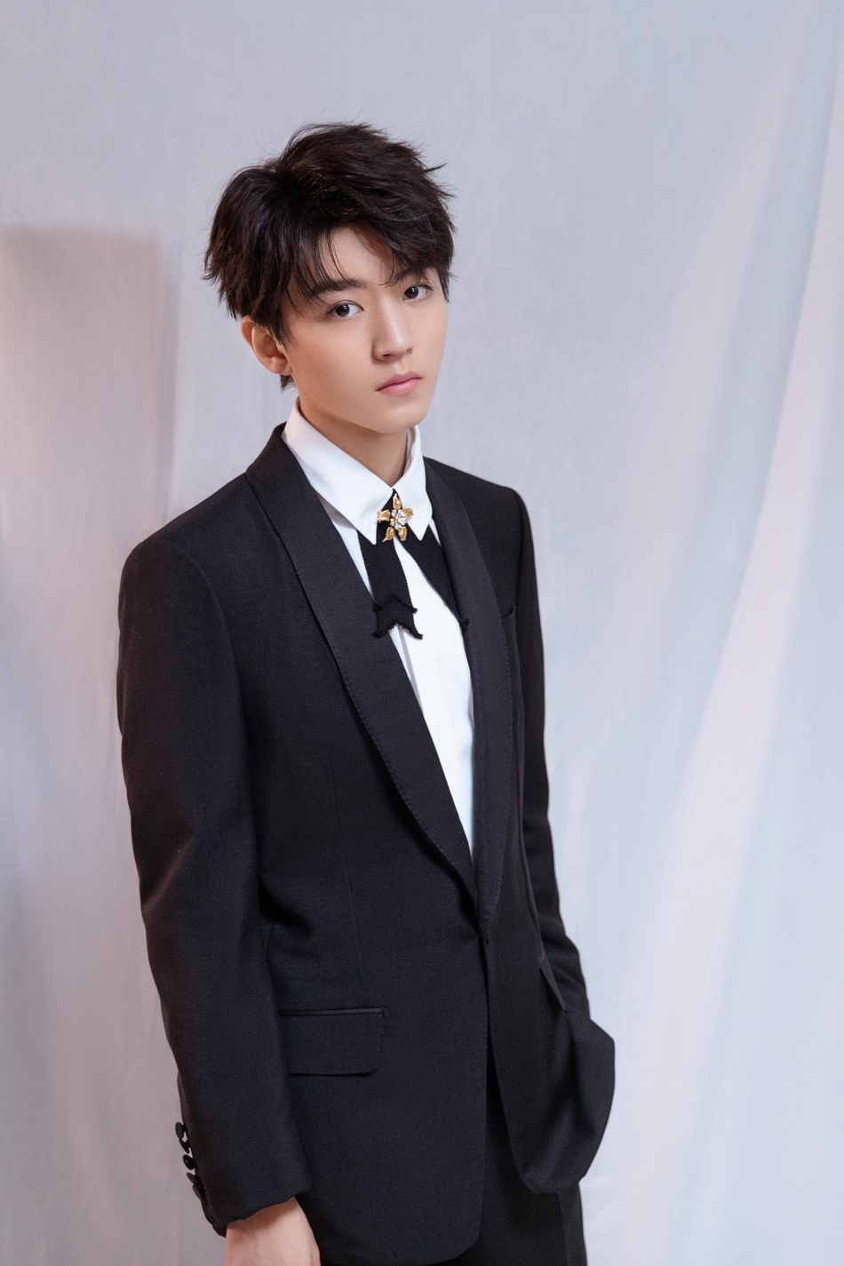 明星爱大牌:王俊凯最新造型曝光 展示轻熟型男魅力