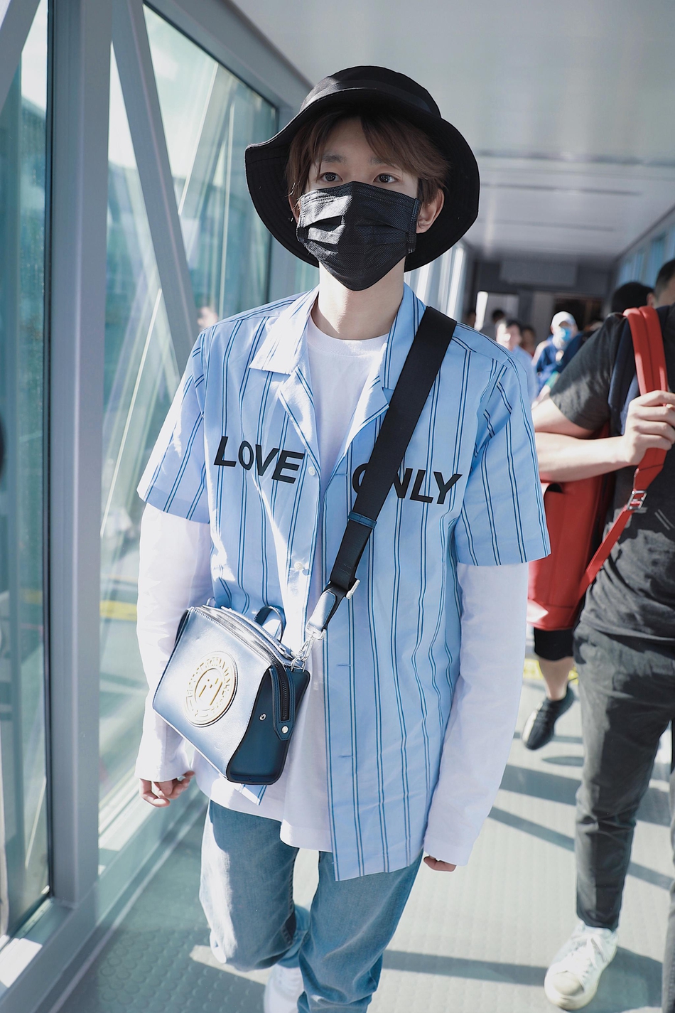 王源现身机场 满满街头风范