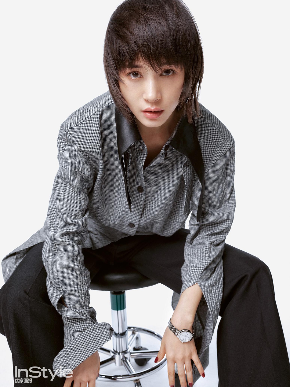 王子文最新封面大片 黑白灰三色诠释灵气与时髦