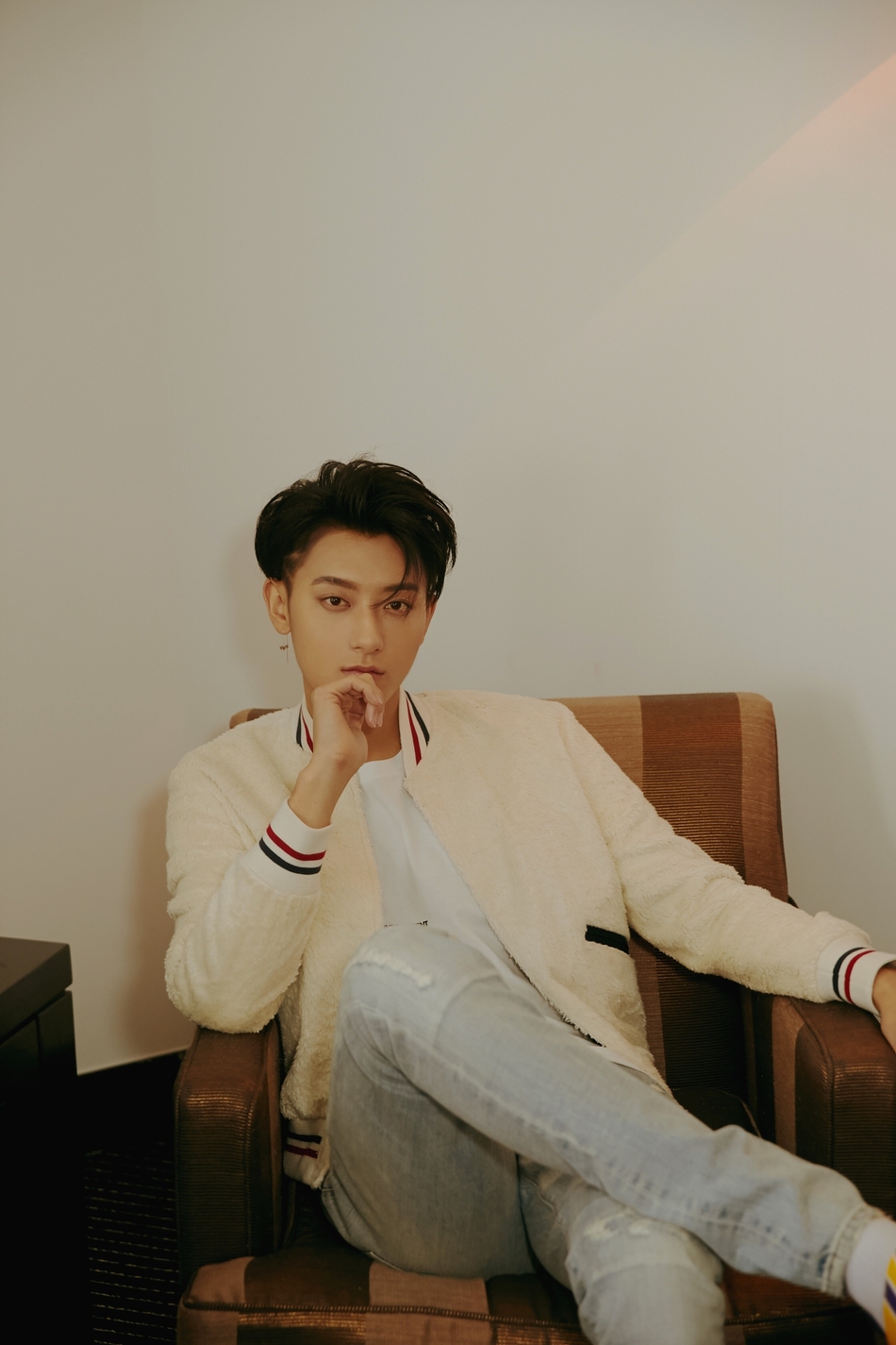 黄子韬戛纳电影节写真 帅气依旧演绎个性少年