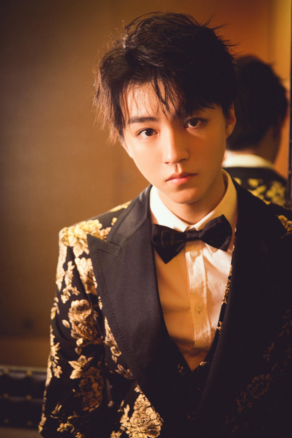 明星爱大牌:王俊凯印花西装 演绎无敌绅士风度