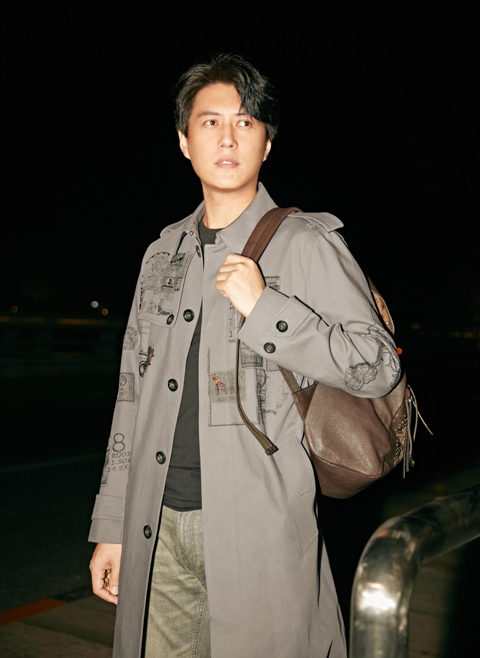 靳东启程米兰时装周 演绎熟男风采魅力