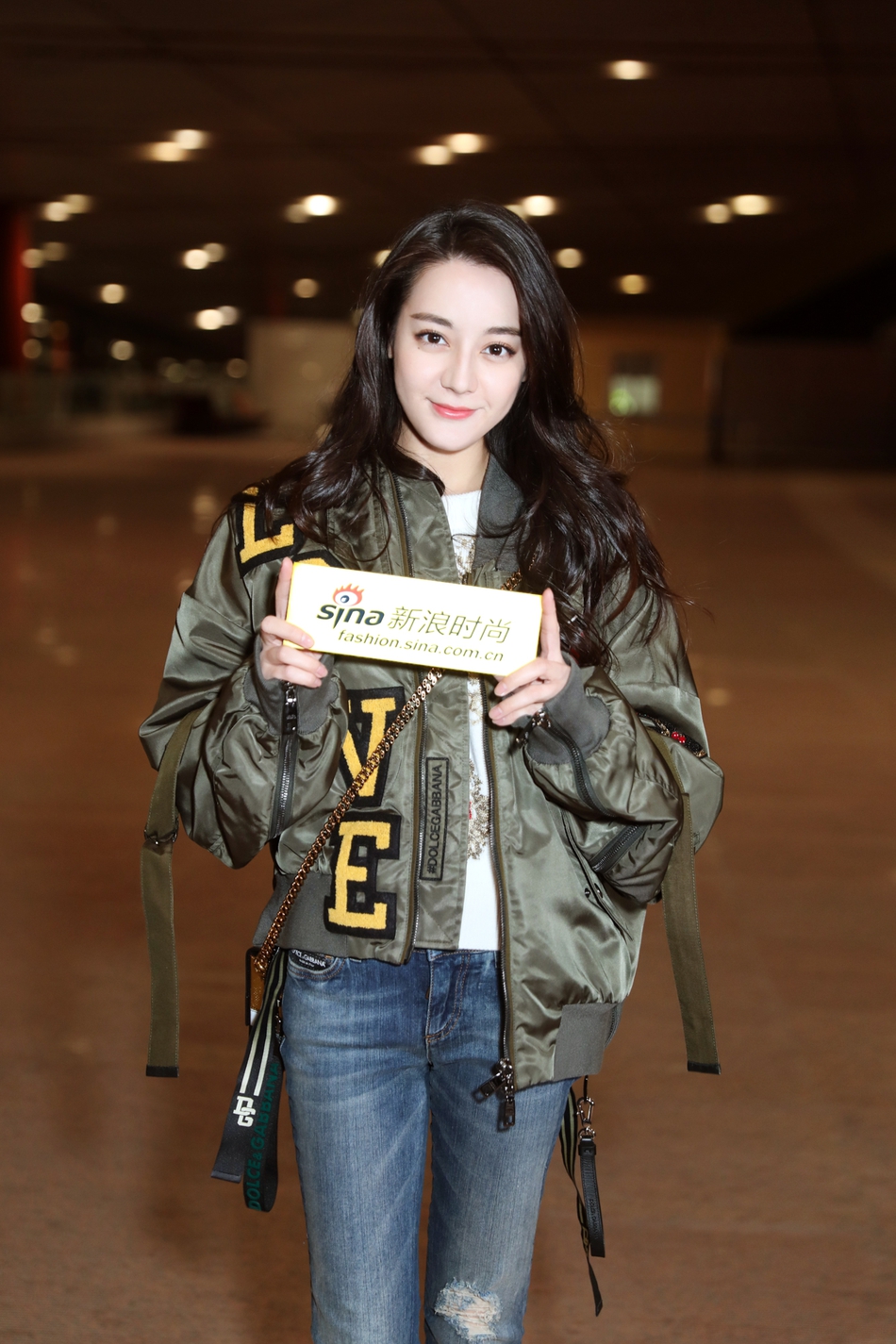 迪丽热巴启程dg米兰秀 机场街拍活泼灵动