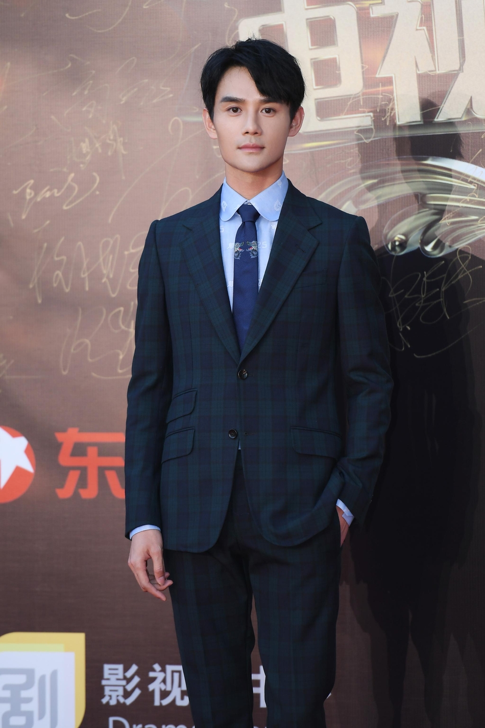王凯身穿修身格纹西装 绅士魅力尽显男人味