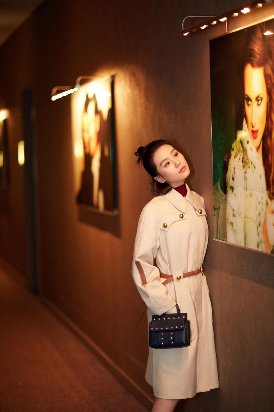 刘诗诗纽约街拍清爽自然 提前示范春夏搭配新法则