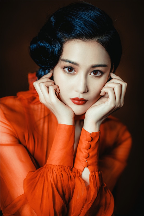 张馨予烈焰红唇欲说还休 化身娇俏复古女郎