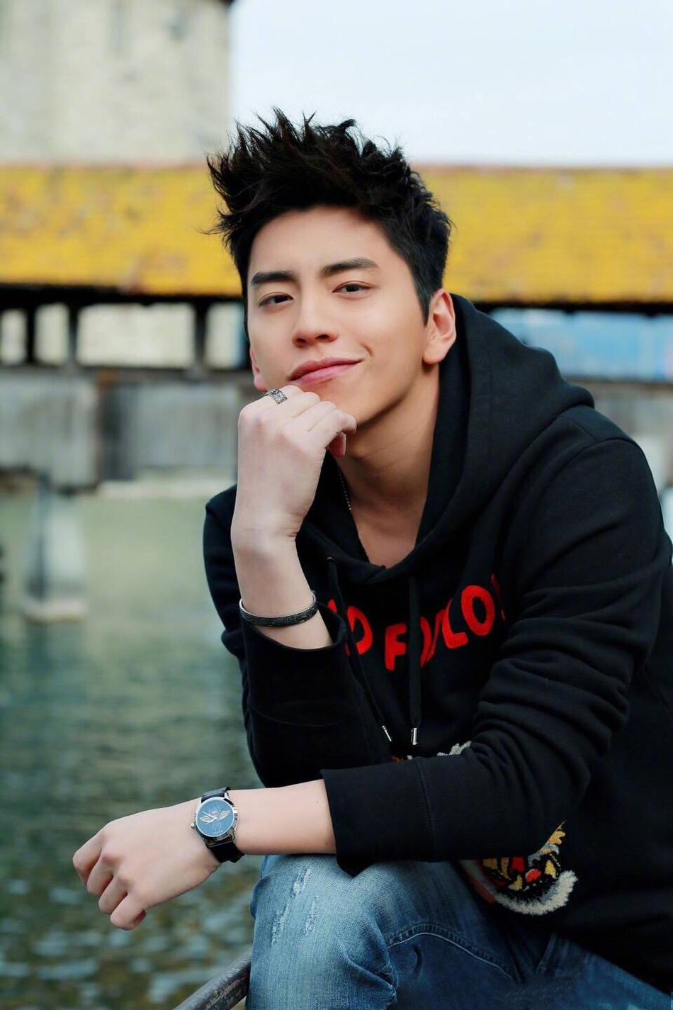 王大陆亮相巴塞尔表展黑色卫衣酷帅十足