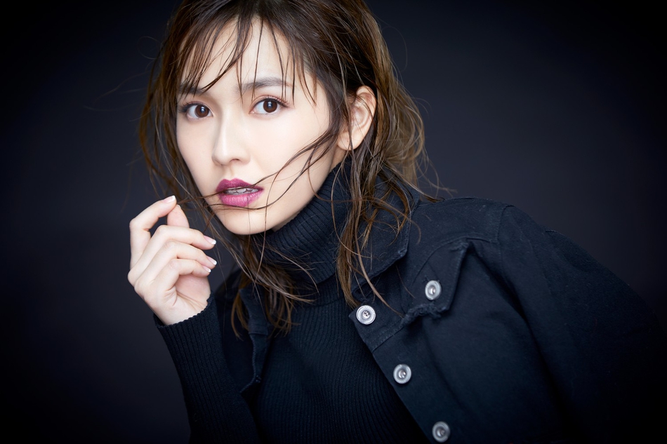 刘一曈暗黑系朋克风 暗黑系装扮酷翻全场