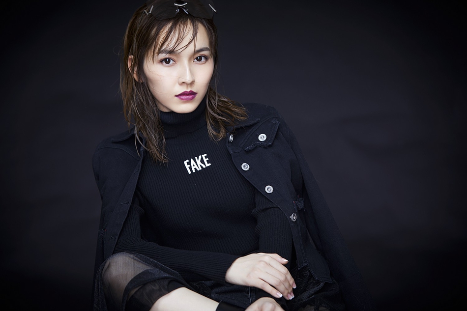 刘一曈暗黑系朋克风 暗黑系装扮酷翻全场