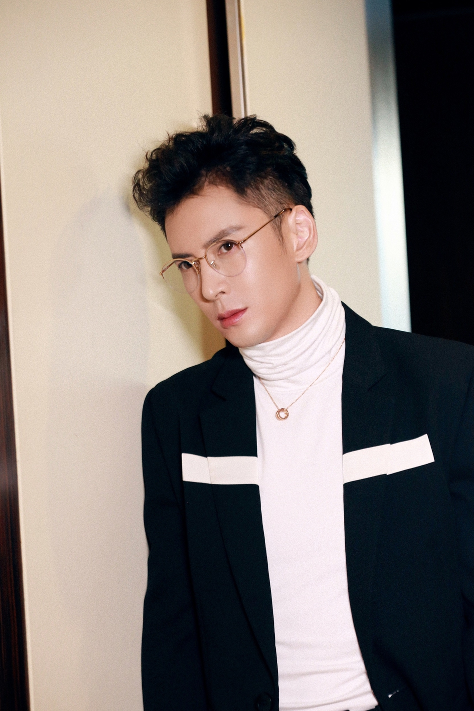 明星爱大牌:韩栋黑色休闲西装 气质非凡别致优雅