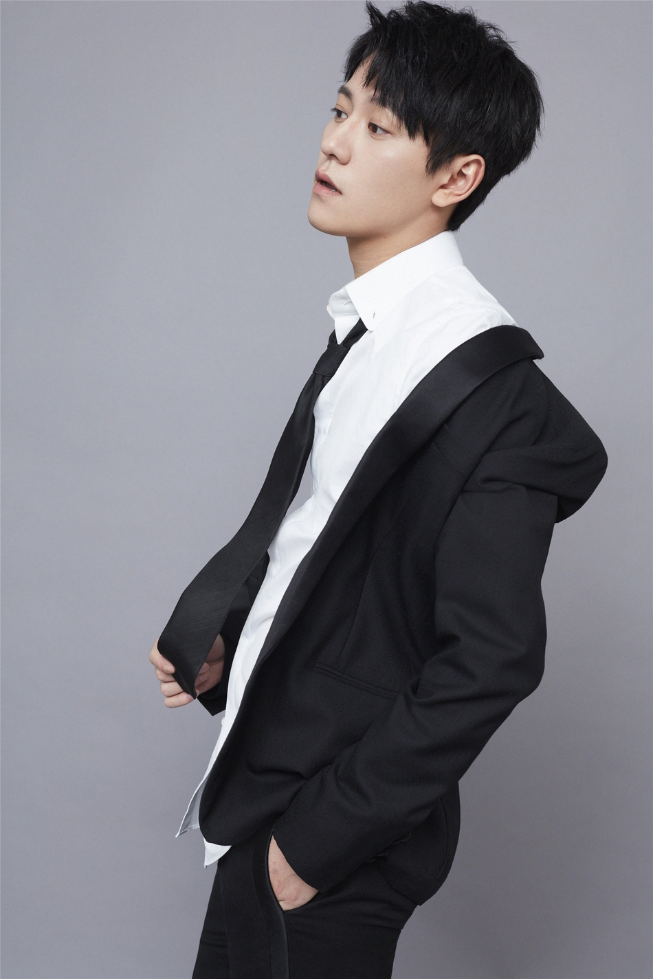 秦俊杰最新写真曝光 西装造型尽显不羁洒脱