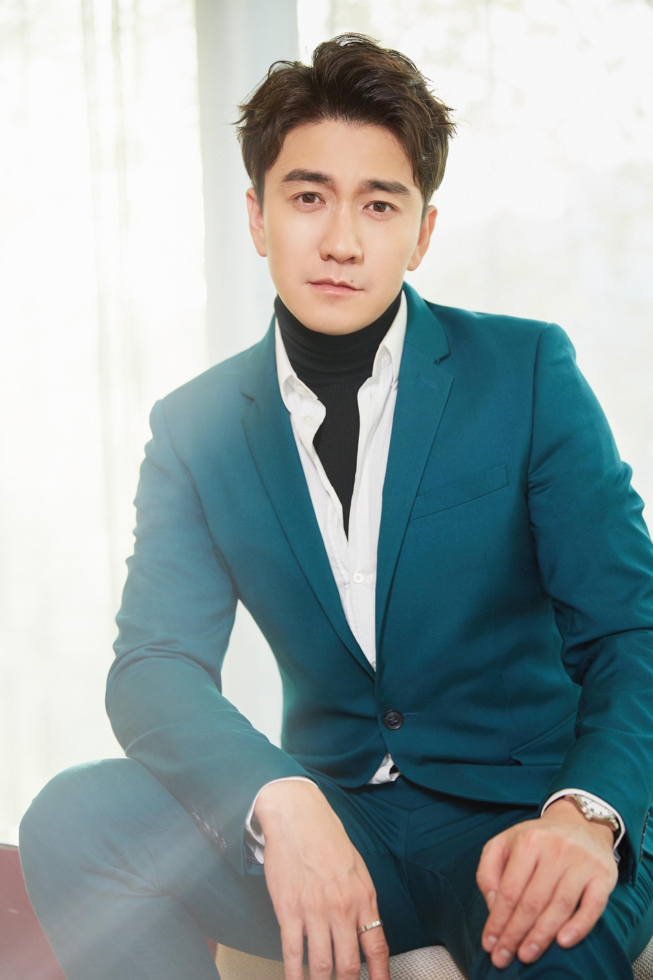 翟天临出席活动 两套西装造型雅痞范儿十足