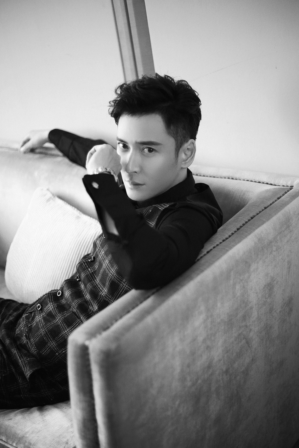 明星爱大牌:韩栋深灰格纹西装高雅精致