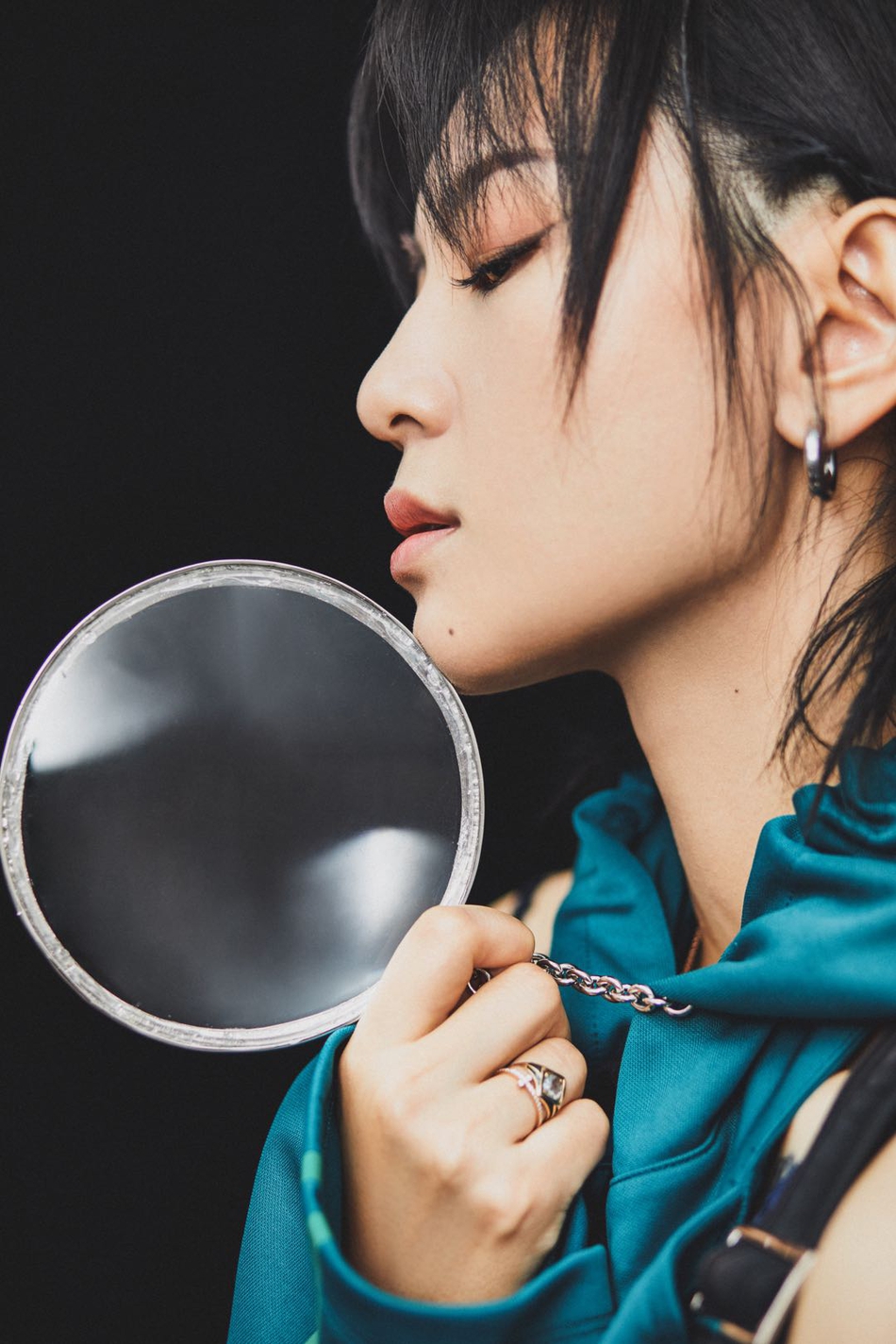 明星爱大牌:周笔畅亮相《下一站传奇》 完美"撞衫"初音未来