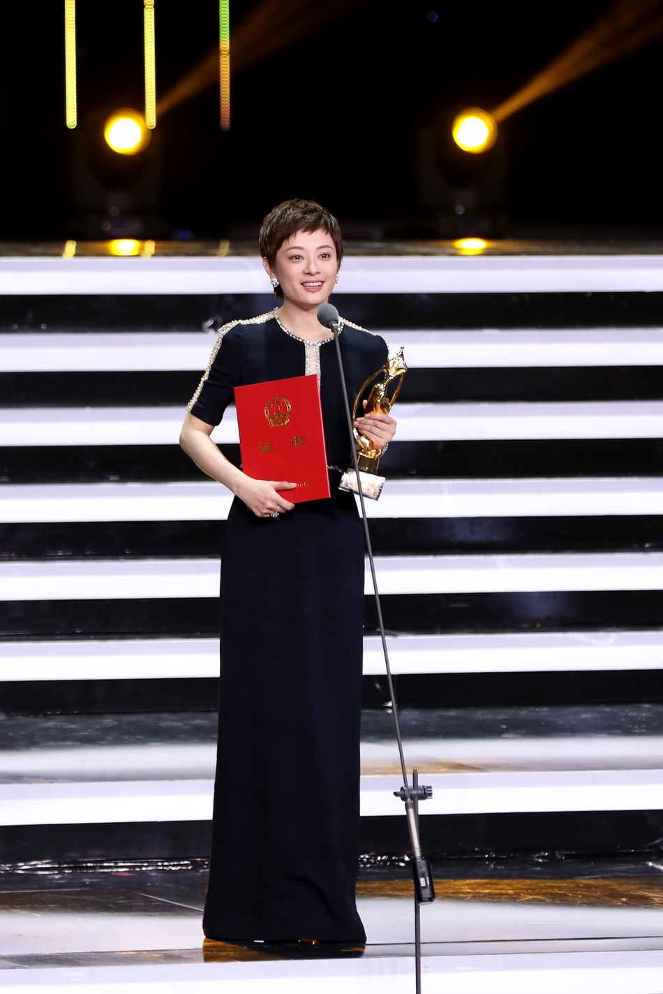 孙俪亮相飞天奖红毯 黑色裙装优雅大气