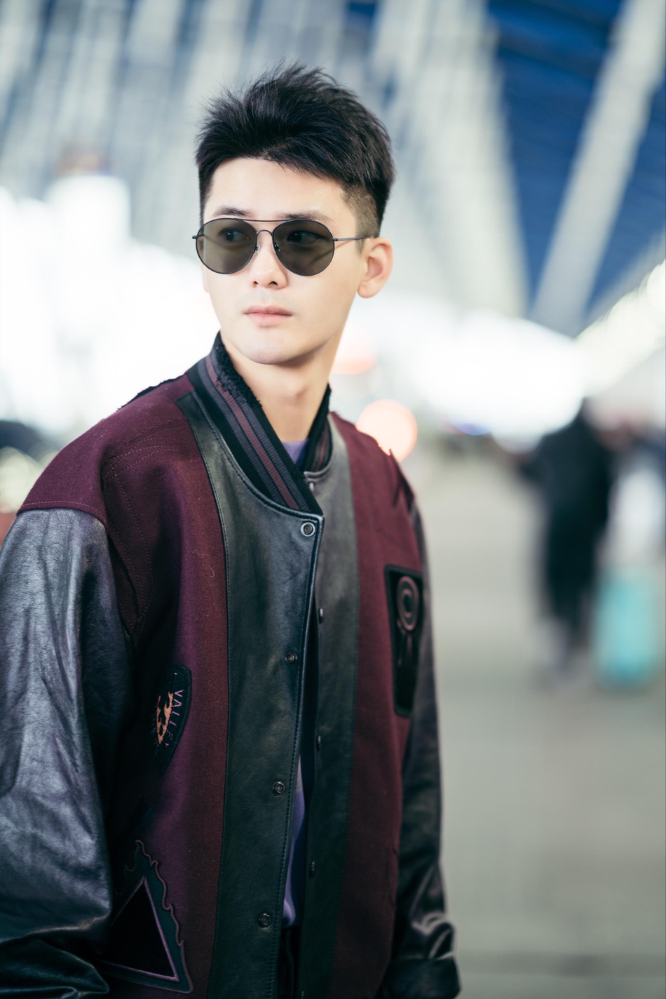 熊梓淇出发纽约时装周 拼色夹克硬朗洒脱